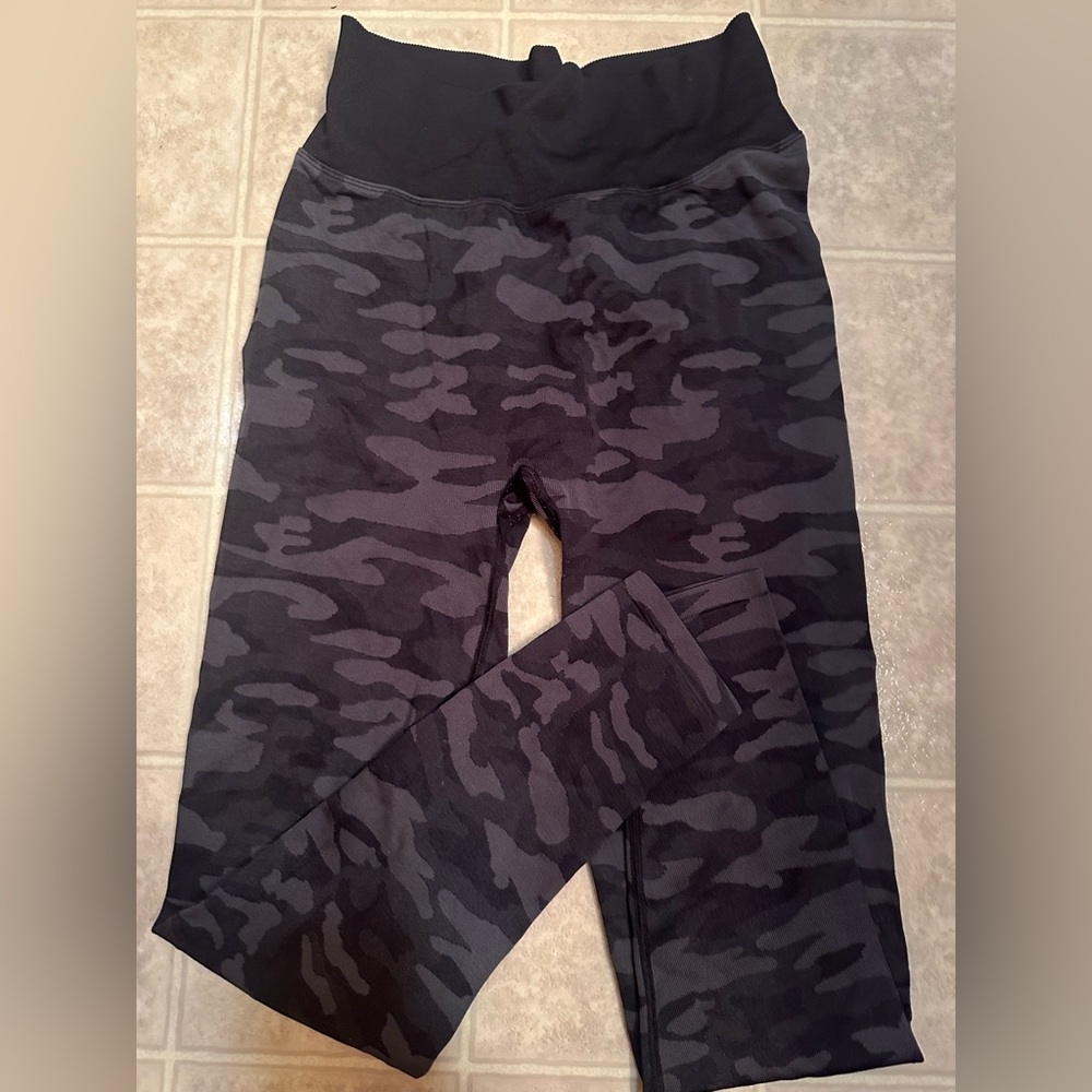 PINK Victoria's Secret Black and Gray Camouflage Leggings